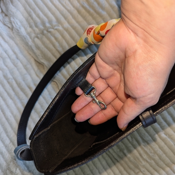 Elegant Black Michael Green Leather Shoulder Bag - Picture 8 of 8